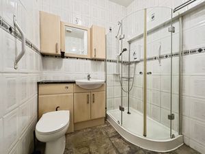 Shower room- click for photo gallery